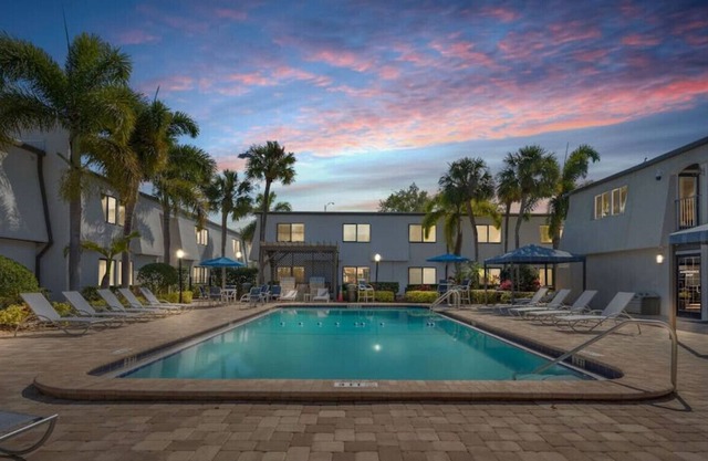 Palma ceia 2418D · Steps from Bayshore! King suite | Pool | Gym | F