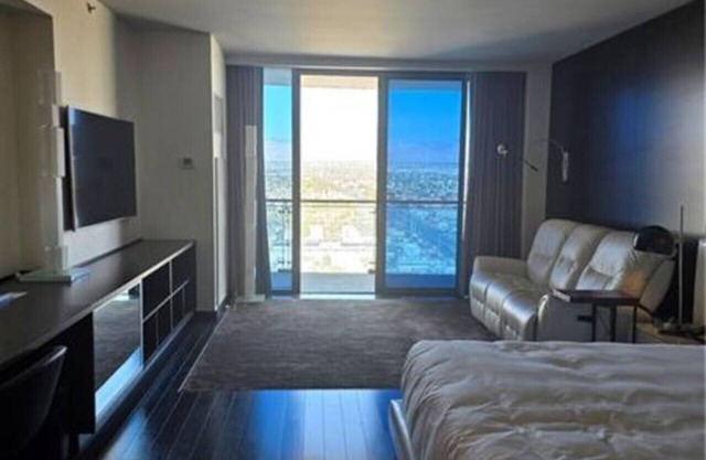 Palms Place Hotel Mountain View with Open Balcony