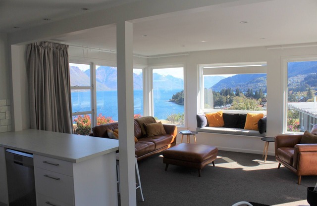 Panorama Bach Amazing Views - Easy walk to town & lake. Stunning views & sunny.
