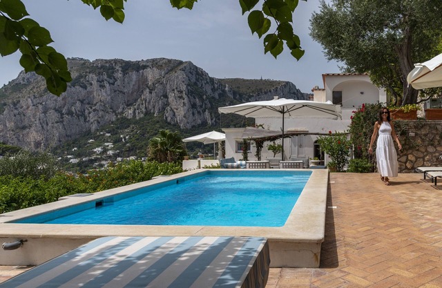 Panoramic and central villa.