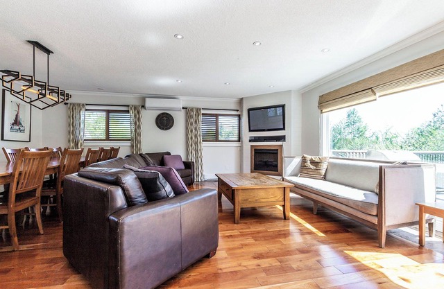 Panoramic Blue Mountain cottage