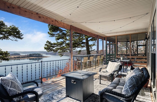 Panoramic Lake View! Minutes from Rogers! 10+ Guests