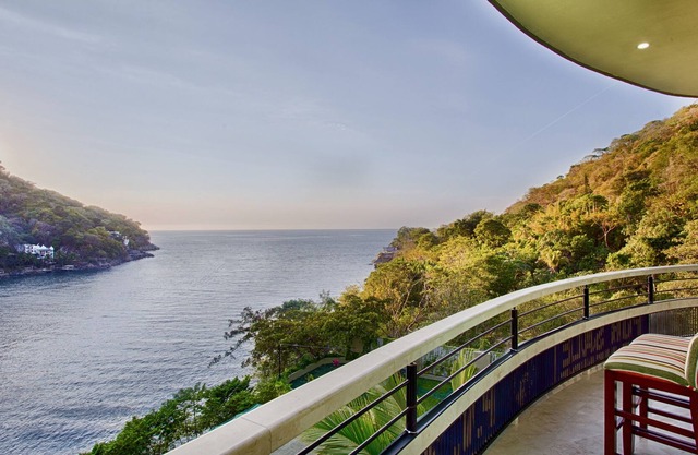 Panoramic Luxury Suite with Ocean, Gardens and swimming pool view