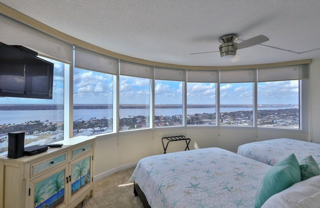 PANORAMIC OCEAN VIEWS - PECK PLAZA 22SW Great Amenities/Pool & Hot Tub