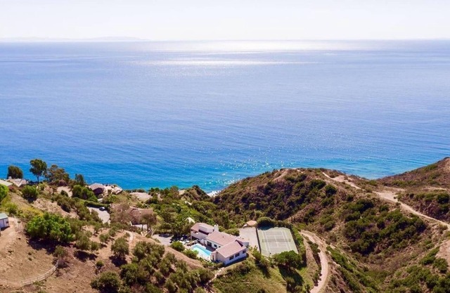 Panoramic Ocean View, 7 bedroom Gated Villa, Pool & Tennis Court (2 buildings)