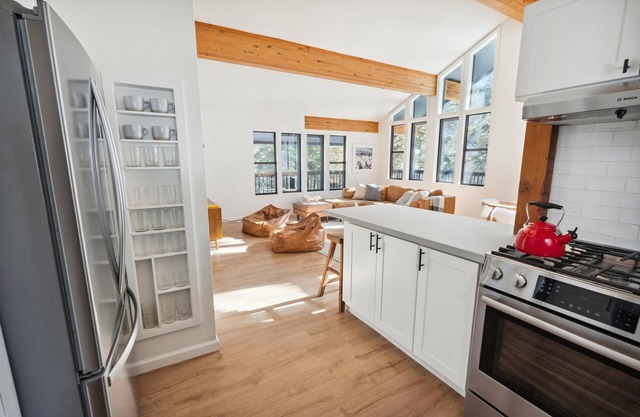 Panoramic Peaks at Alpine Meadows - Ski Shuttle to Lifts - Fireplace - Newly updated!