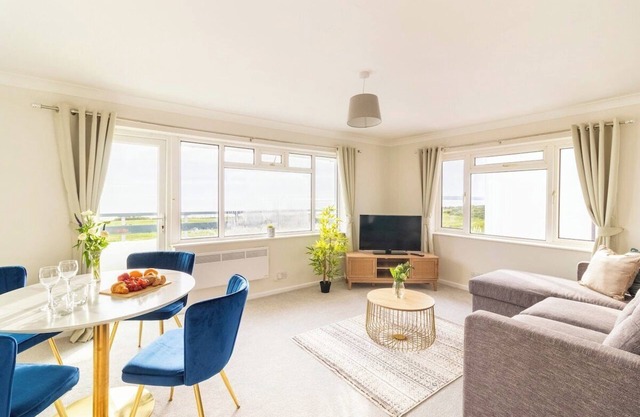 Panoramic Sea View 2 bedroom Sleeps 6-Free Parking