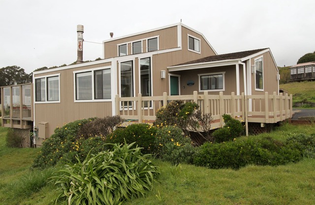 Panoramic Stunning ocean views, Hot tub, Dog friendly & a 5 min walk to Beach