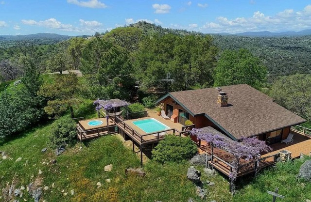 Panoramic view Cabin on 122 acre ranch with private pool and hot tub