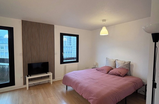 Panoramic view of Clermont-Fd with king-size bed