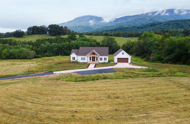 Panoramic Views by Vineyardsn4000 sf new home on 40 acs