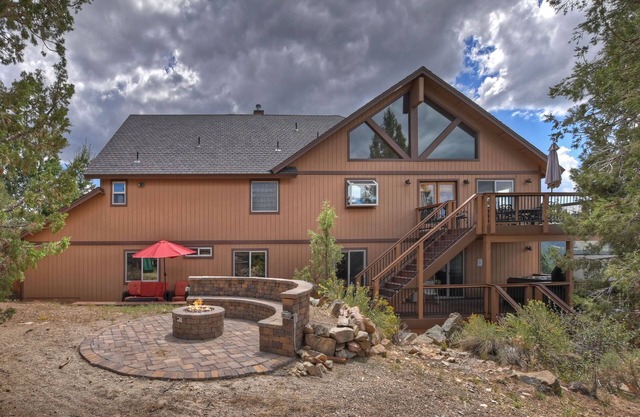 Panoramic views, Lake and Mountains. Hot tub, Playground, Firepit, Game room.