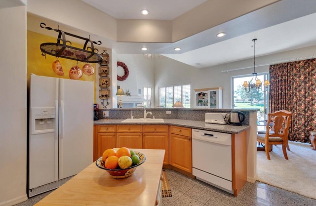 PANORAMIC WATER/GOLF COURSE VIEWS. FURNISHED TOWNHOUSE, GATED COMMUNITY