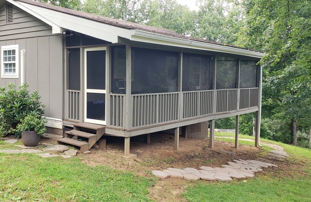 Papa Bear Bear-a-Dice CABINS Hot tub firepit BBQ hiking trails near Cassino