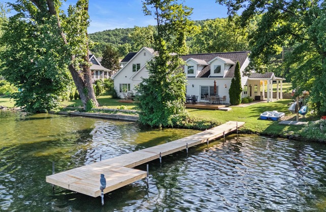 Papa`s Paradise: rural home on Waneta Lake with private lakefront, pool table
