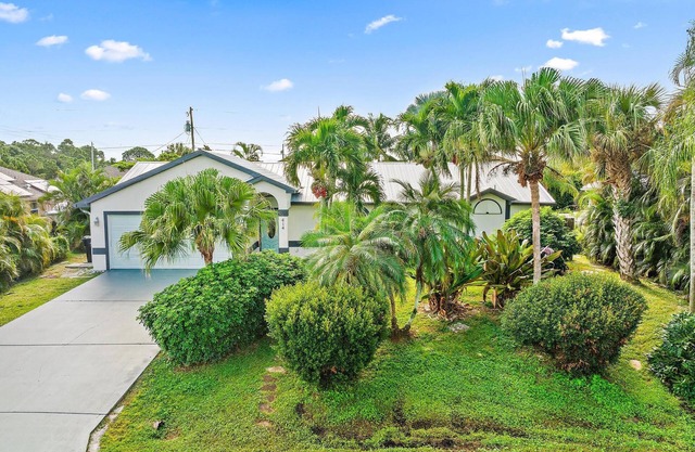 Paradise! 3 Bedroom home with private pool, outdoor living space, and lanai