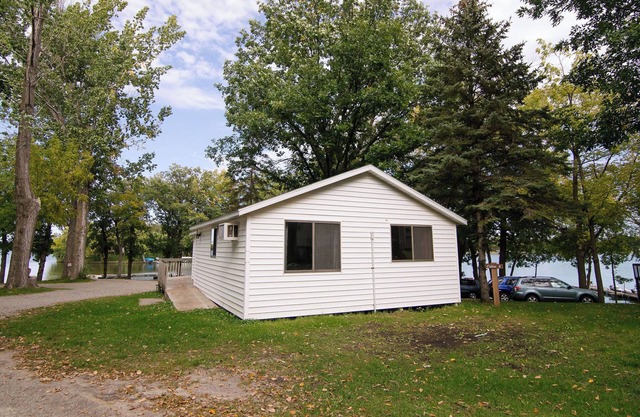 Paradise, a 3BR lakefront cabin near the beach at Riverside Resort