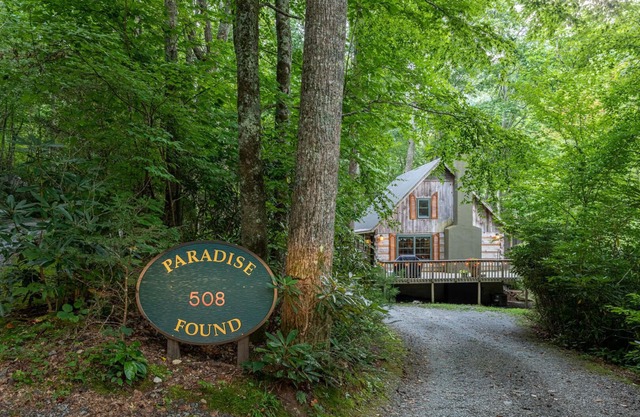 Paradise Found - Newly updated cabin on the River with Hot Tub, screened in porch