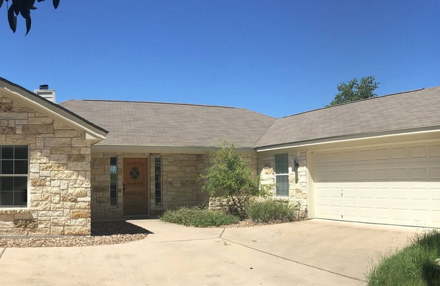 PARADISE FOUND! Relaxing Lake Front Property Near ATX, Temple and Waco