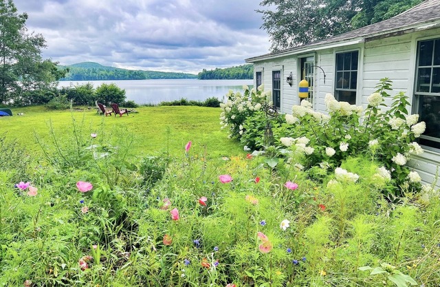 Paradise On Hobbs Pond ! Cottage on lake front! Only 8 minutes to Camden !