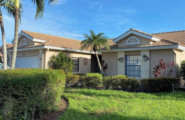 Paradise on the 18th hole in desirable Hunters Ridge Country Club