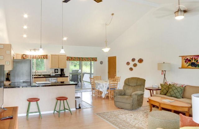 Paradise Park Vacation Rental about 4 Mi to Shoreline!