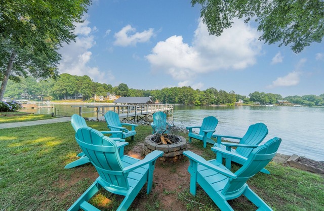 Paradise Peninsula by SoCharm | Lakefront, Game Room, 4bd/3ba, Kayaks/SUP