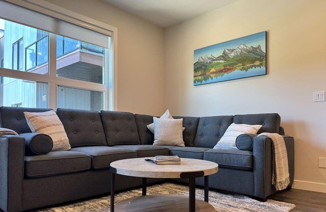 Paradise Point @ Riverstone - DT Condo Mnt Views