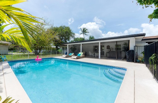 Paradise Pool Villa! Minutes to Beaches & Downtown