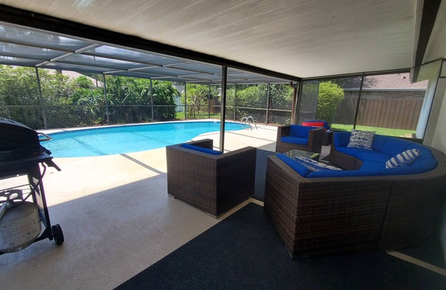Paradise retreat heated pool home, with space for 8 - 15 min from the beach!