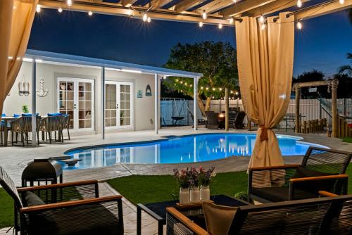 Paradise Villa! Heated Pool, Game Room, Beach near!