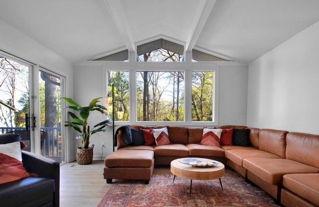 Paris Mountain Getaway - Stephane · Cozy Retreat near Paris Mtn State Park Slee