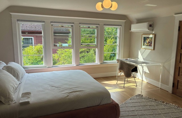 Parisian 1-bedroom apartment in the heart of NE Portland/ Historic Irvington