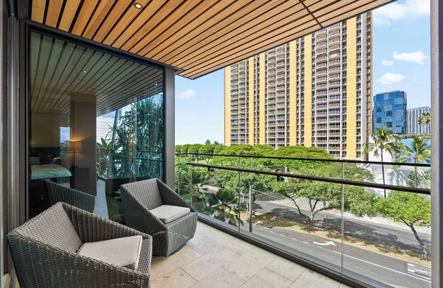 Park Lane Getaway by Gather: Spacious 2BR w/Ocean view Lanai & Resort Amenities