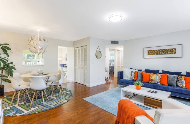 Park Shore Upscale modern condo West of 41, patio w/grill & covered parking