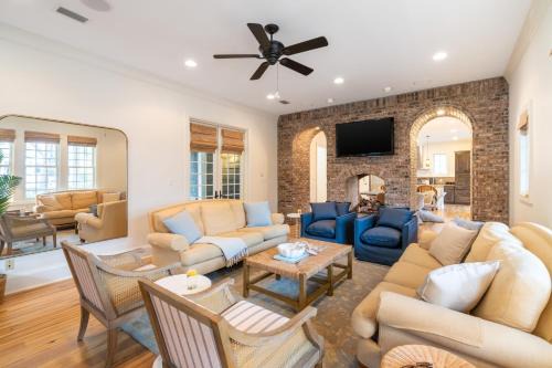 Parker by AvantStay Radiant Home w Stunning Design Close to Beach