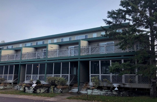 Parkside Condo 6 - Condo Conveniently Located Across from Joni`s Beach