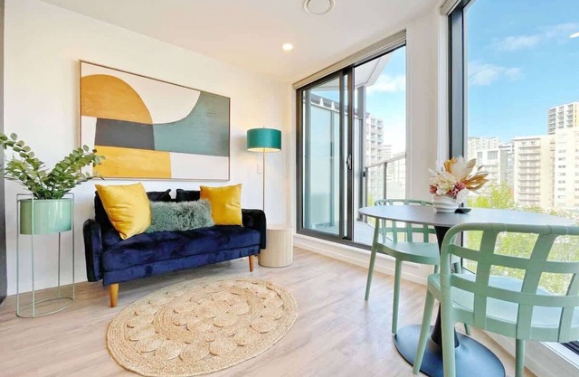 Parkside Elegance 1BR on Queen St vs Pool & Gym