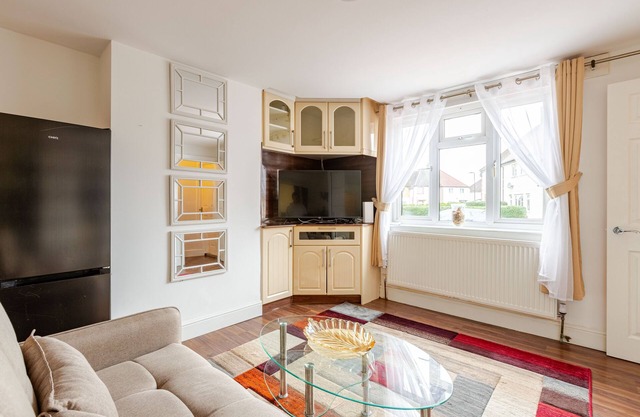 Parkside Haven, Modern 2-Bed Flat with Ensuites, Free Parking & Self Check-In