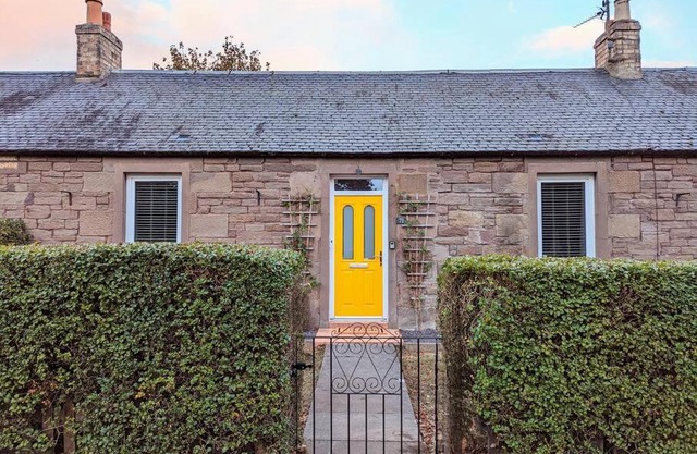Parkview Cottage - Lovely home with cosy fireplace