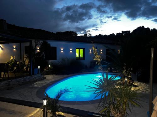 Partie de villa moderne avec acces piscine