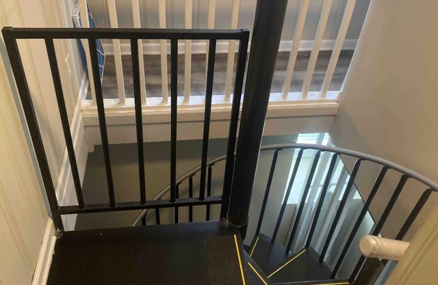 Party house with pole
