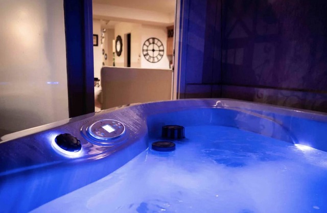 Party Palace’- Prime Location, Game Room, Theater & Hot Tub, 420ok!
