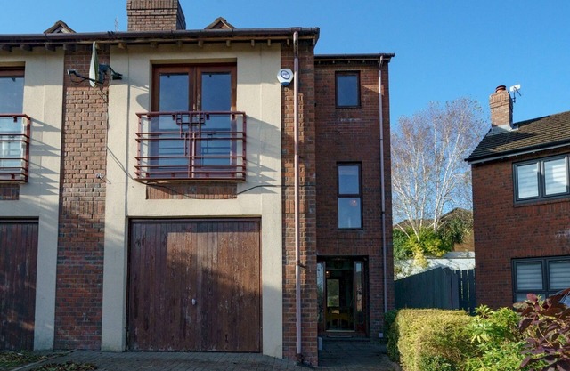 Pass the Keys | Beautiful 3-Bed Riverside Townhouse w/Parking