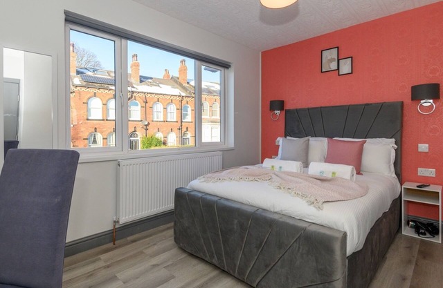 Pass the Keys Lower Wortley 1 – Couples Paradise with a Shared Kitchen