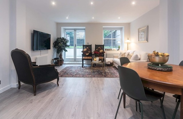 Pass the Keys | Modern Apartment 2 Minute Walk From Station