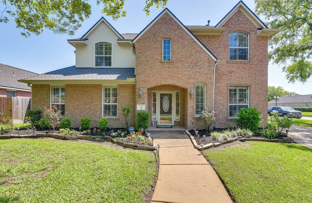 Patio, BBQ & Yard: Family Retreat in Pearland