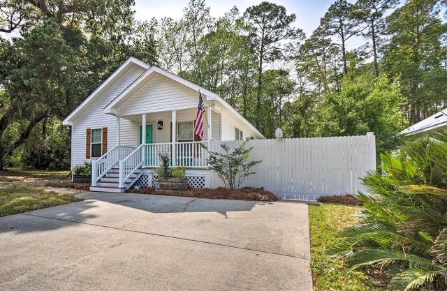 Patio & Gas Grill: Charming Bluffton Escape!