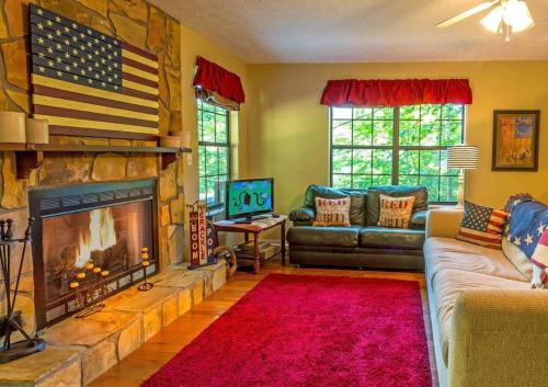 Patriotic Cabin Close to Pigeon Forge and Gatlinburg