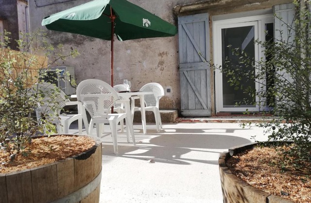 Paziols : Logement en rdc avec terrasse.